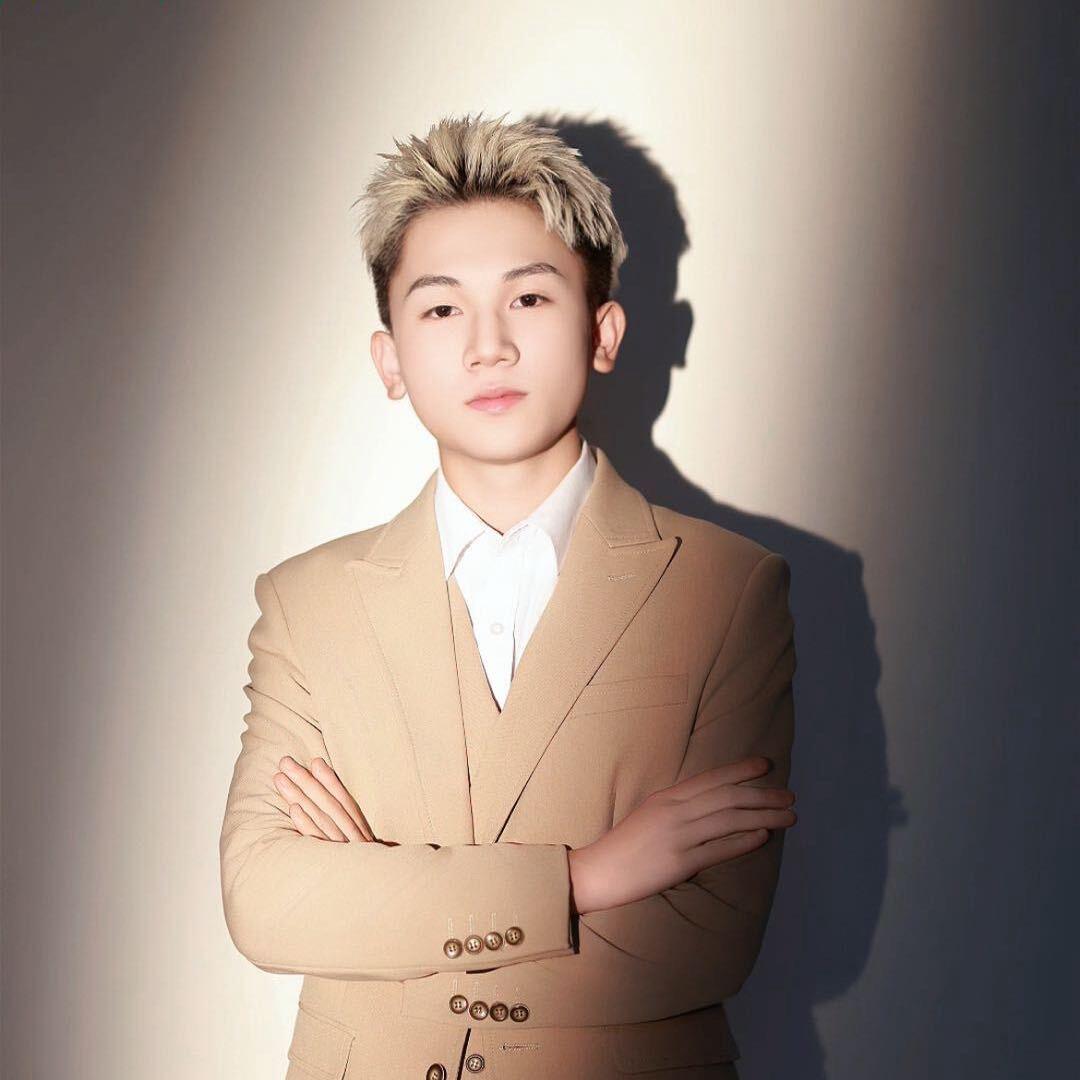 米尼男士馆万江店小提