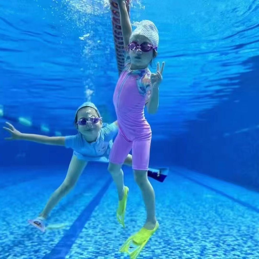 超级鲨鱼游泳健身昊羽