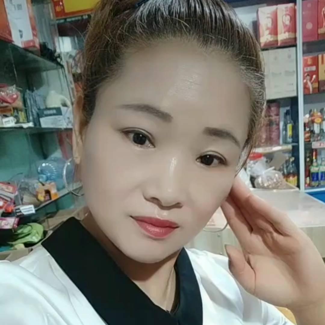 张桥喜事多超市大姐。