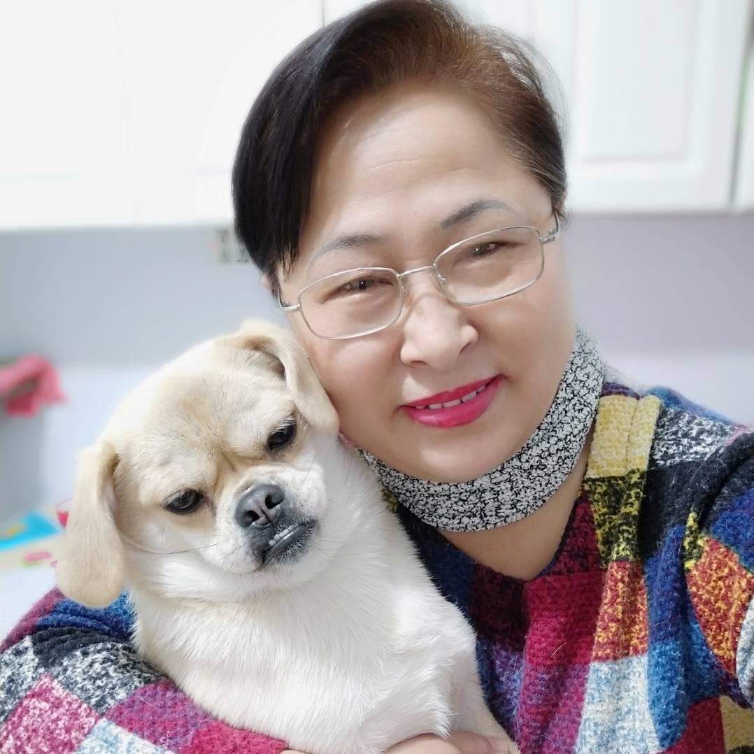 离不开猫和狗的女人。