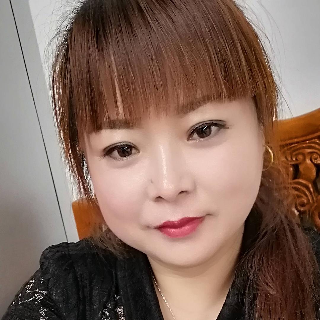 圆脸大眼妹