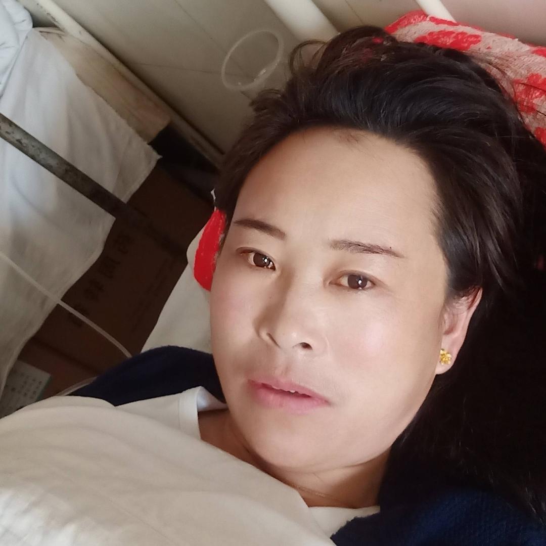 山坡上的小姑娘