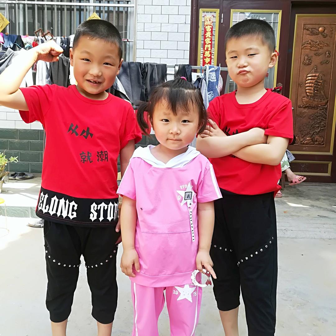 家里仨小孩