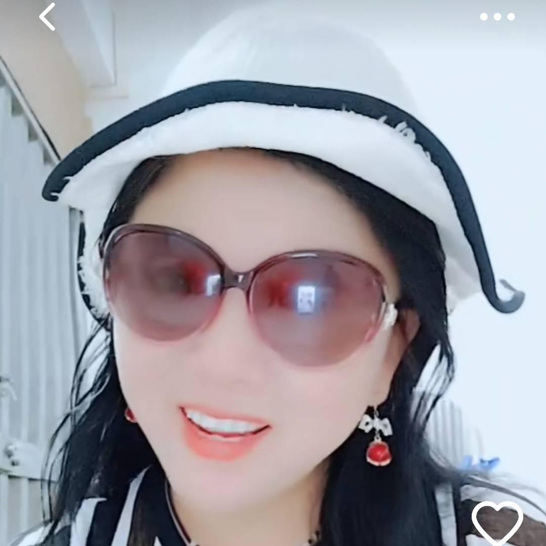 单身霞霞不定时直播，