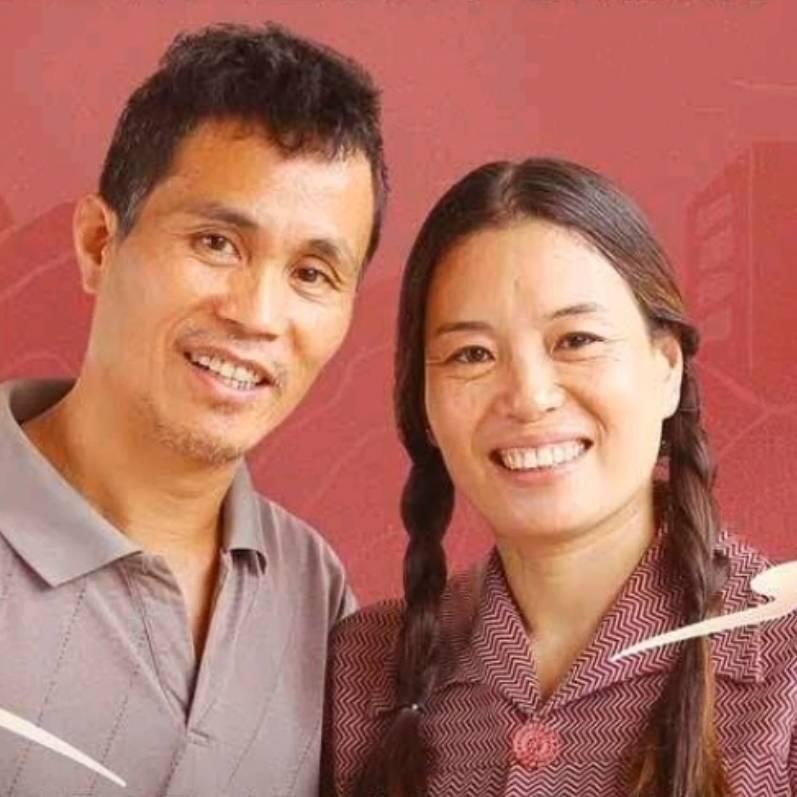 小英夫妻的小店