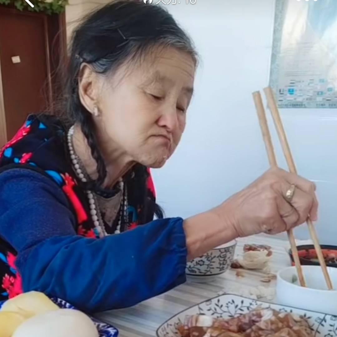 小乐和聋哑婆婆的生活