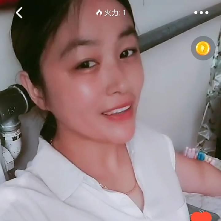 不笑更美