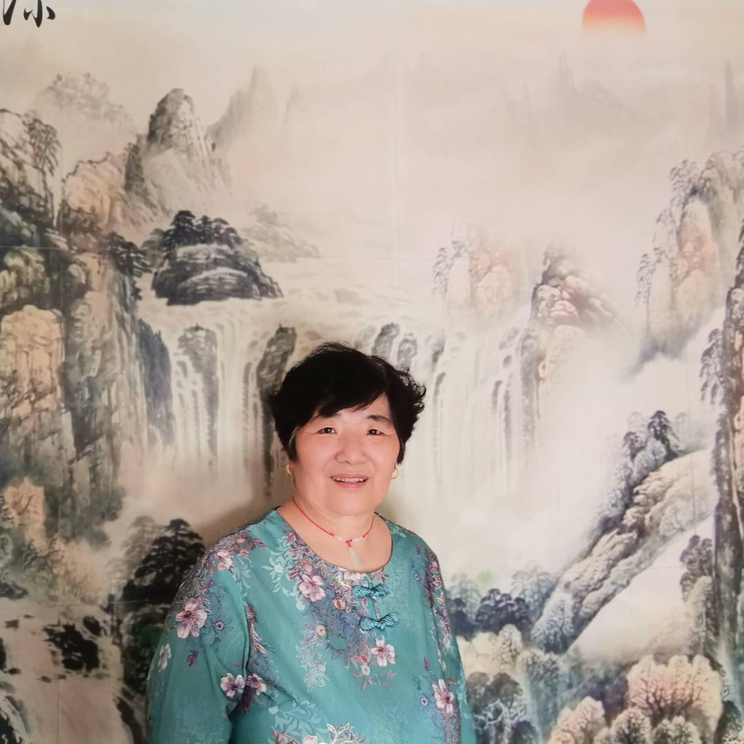 霞光四照。