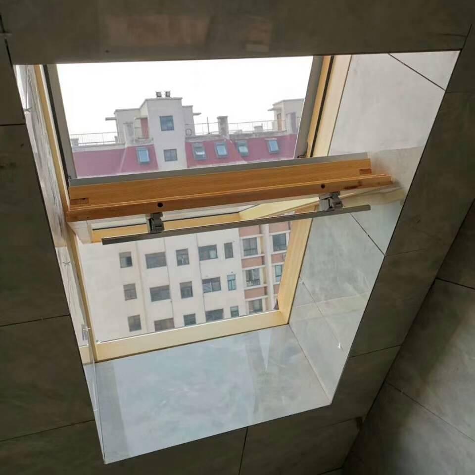 阁楼斜屋顶开天窗