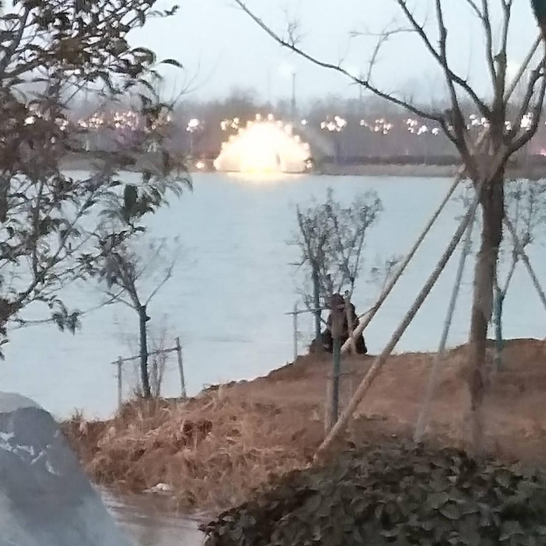 .飞雪连天射白鹿.