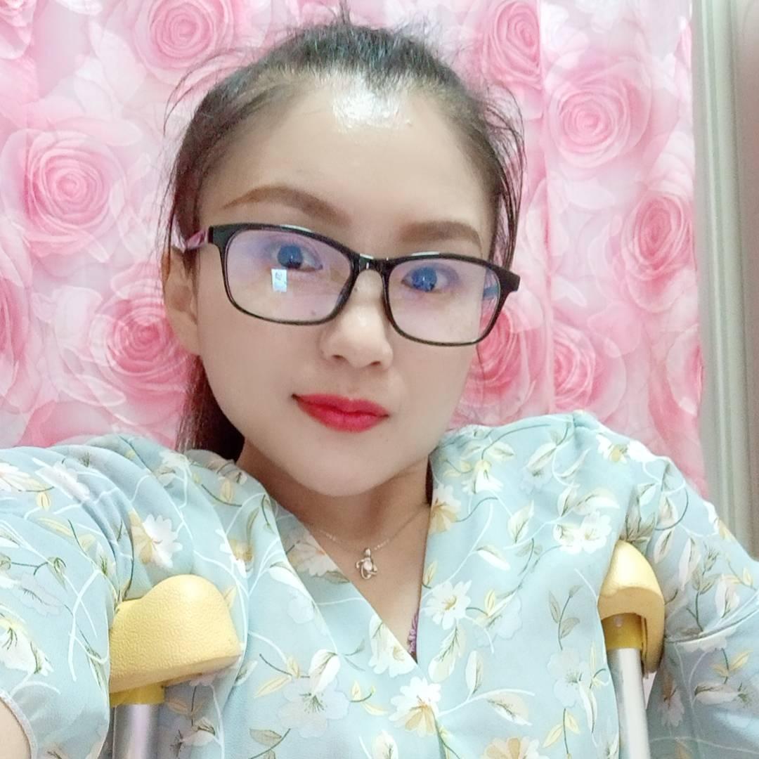 袖珍残疾女孩丫丫
