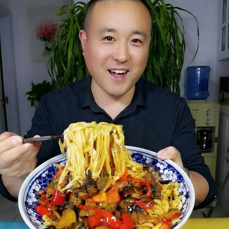 鹏小哥吃面