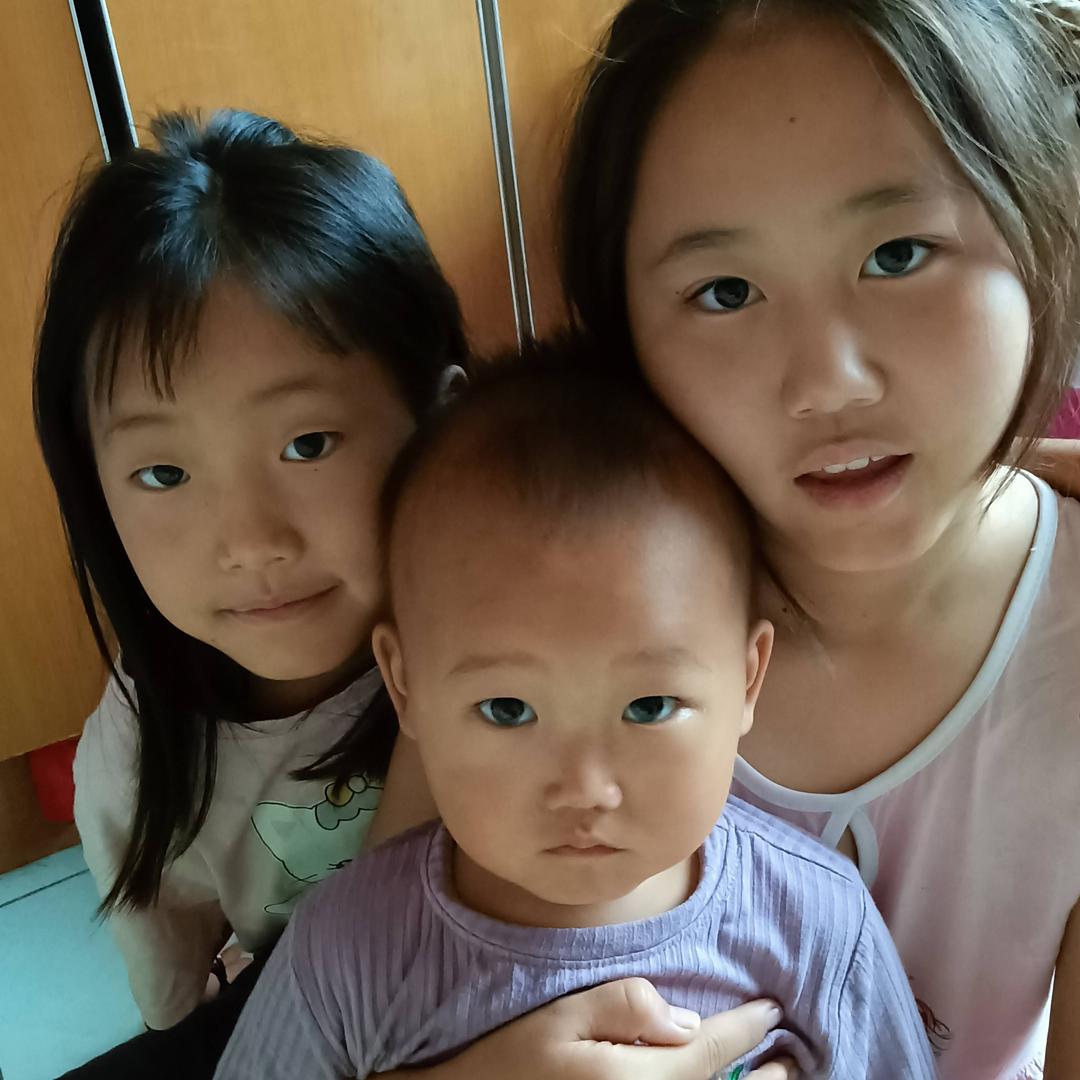 我家有三个小淘气鬼