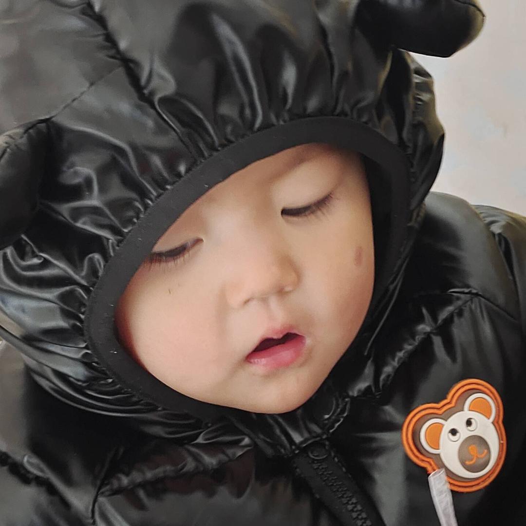 黄胶鞋七分裤。