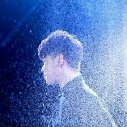 一个卖眼镜的小姐姐