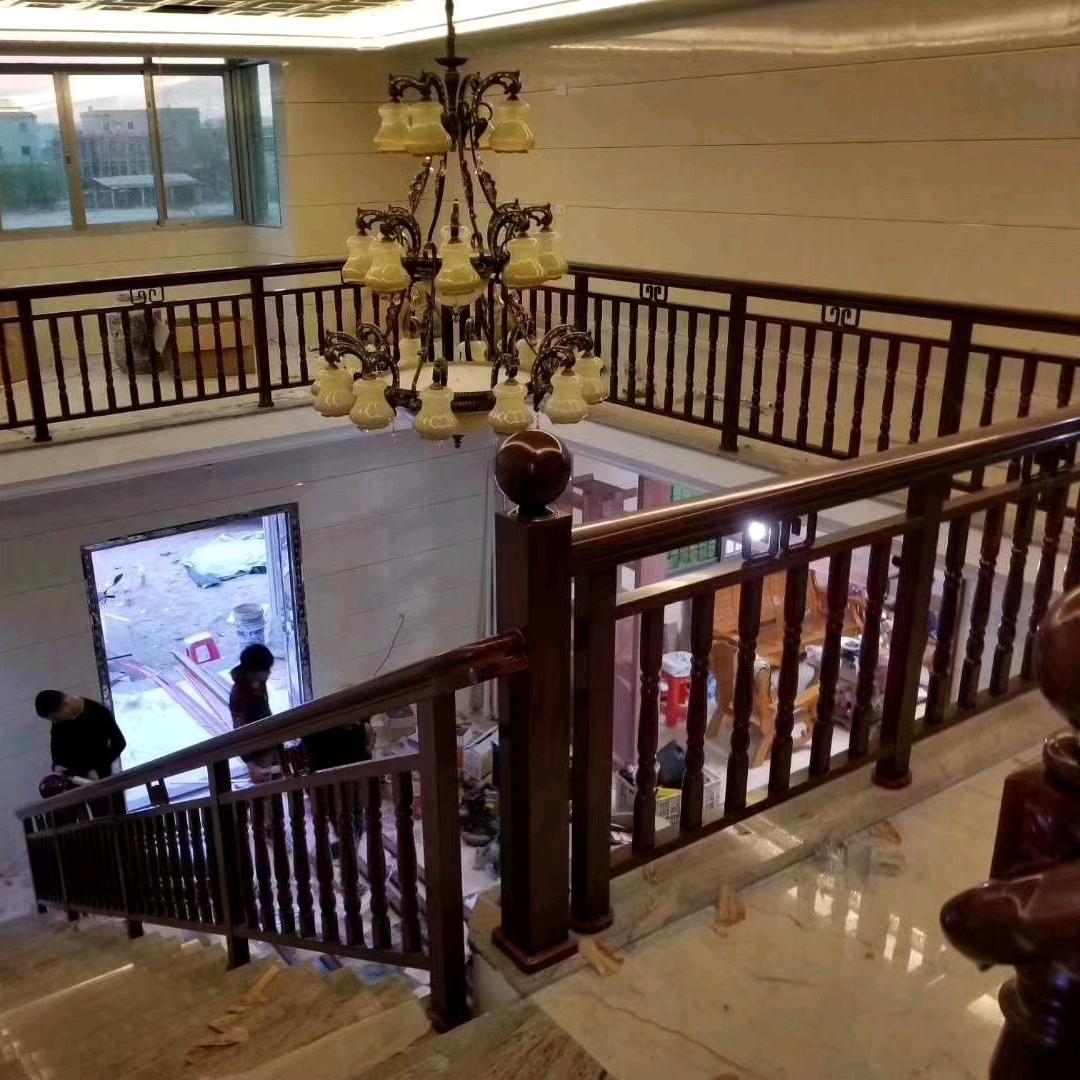 爱装楼梯扶手的小谢