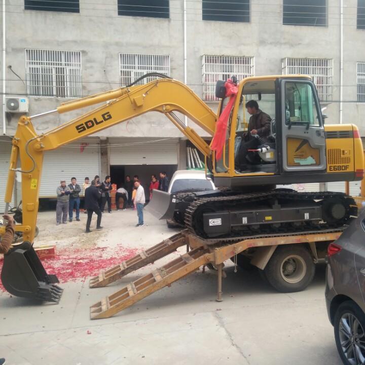 临工挖掘机  窦仁虎