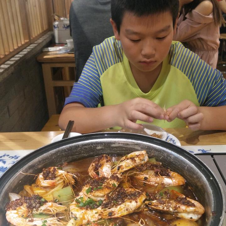 不以己悲（高领服饰）