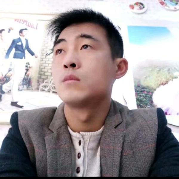 小伙子拿着檊面杖养家，(打饼子)