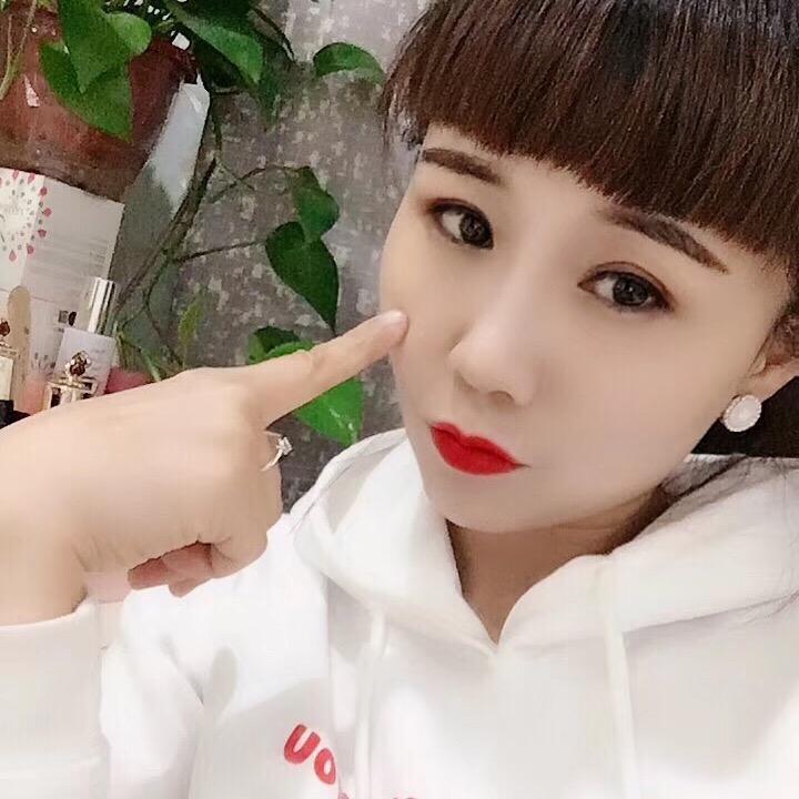 卖箱包的小姐姐