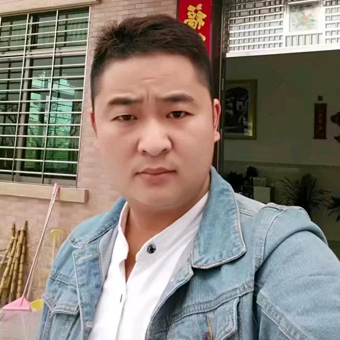 吸着烟徘徊街头