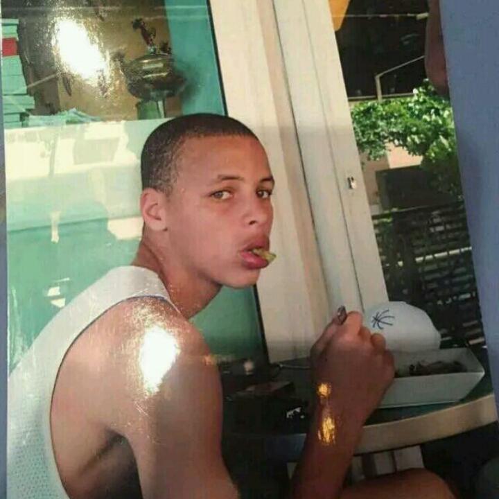 尹泓鑫的弘不是鸿