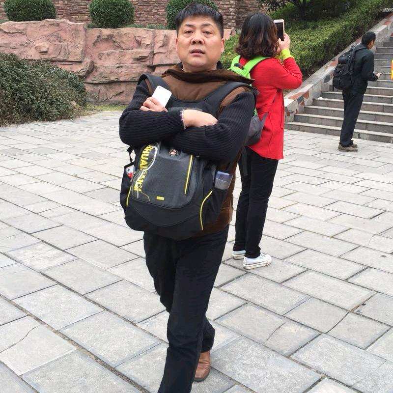 站在墙外等红杏