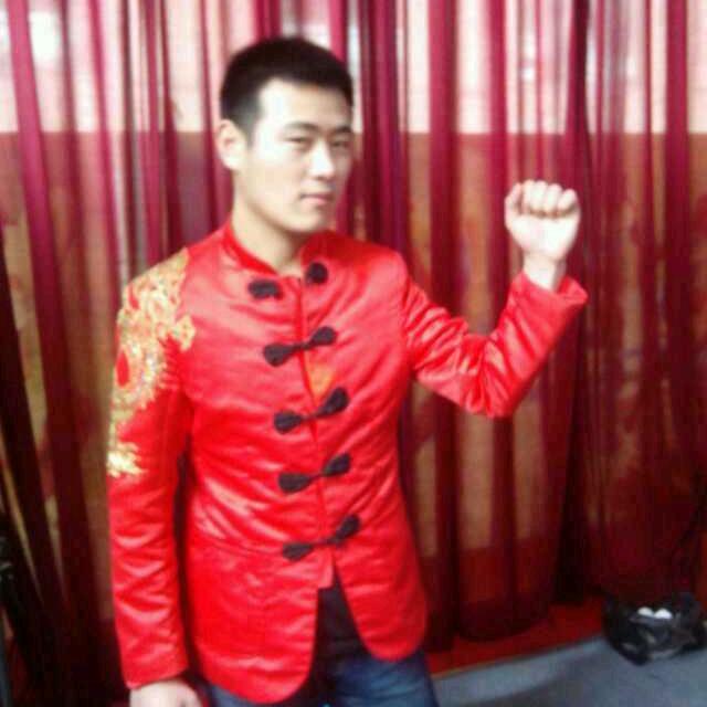 位于卧龍之左