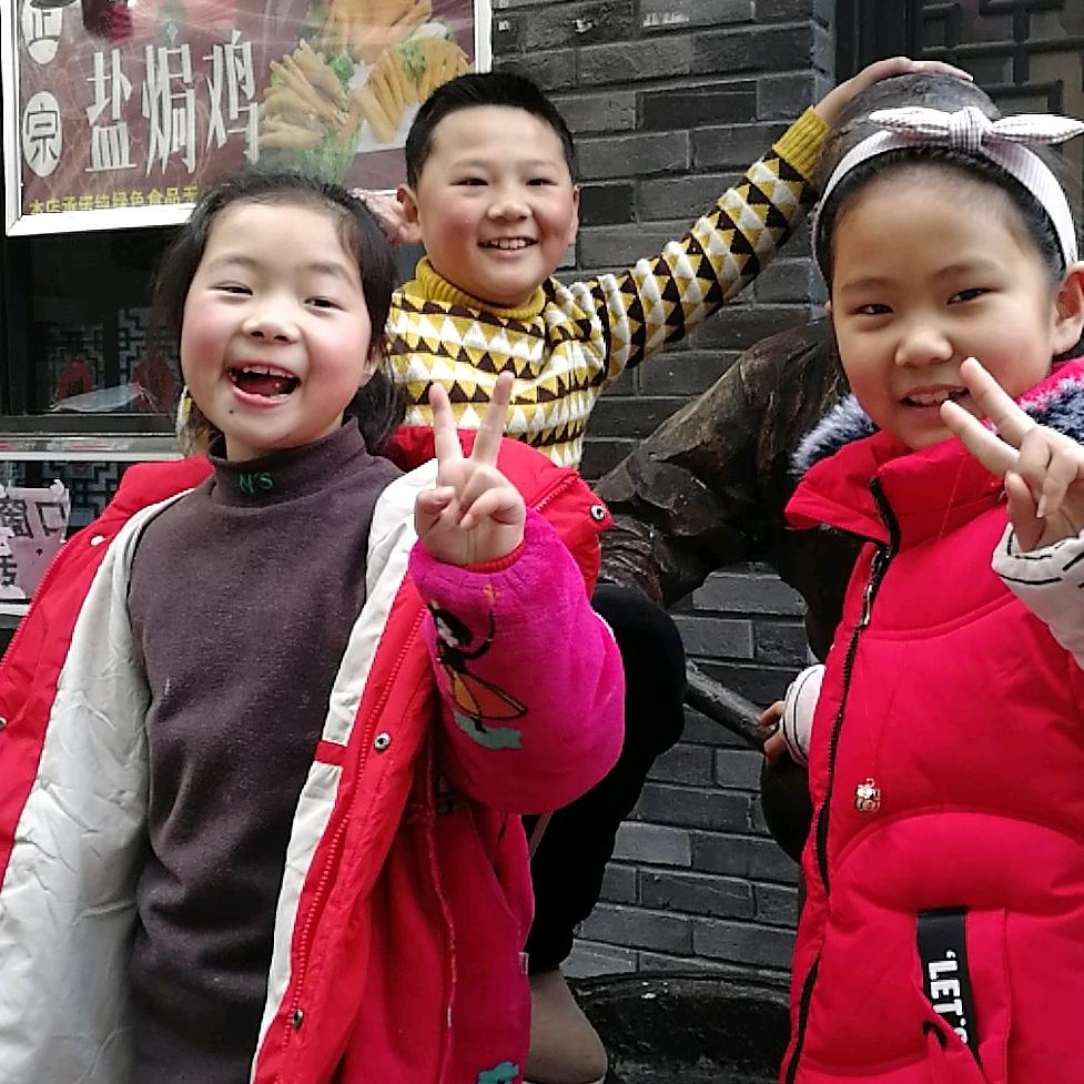 姚芳 与辉同行
