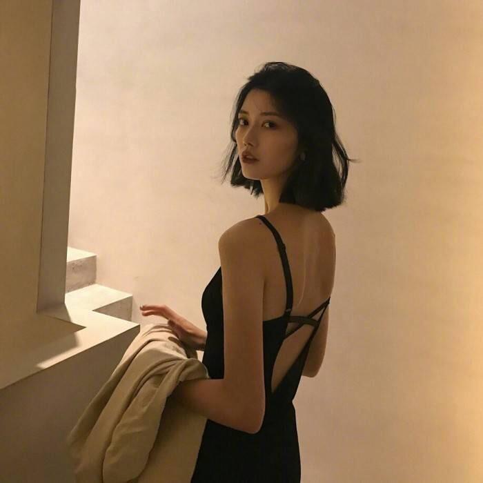 走路会带风的女子🚶