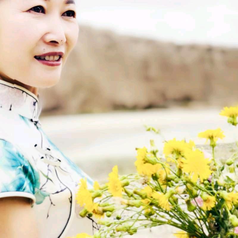 笑靥如花春