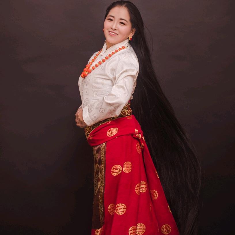 藏族女歌手扎西曲宗