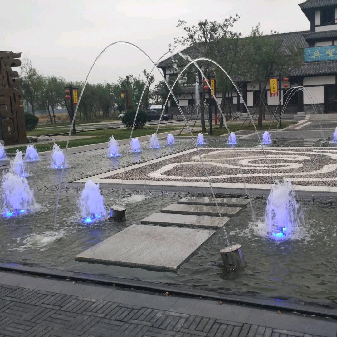 水里             有鱼