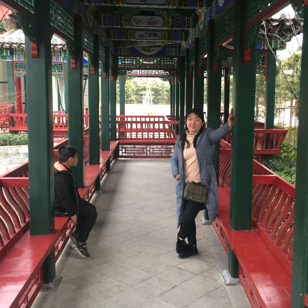 首阳一号家具城莹莹