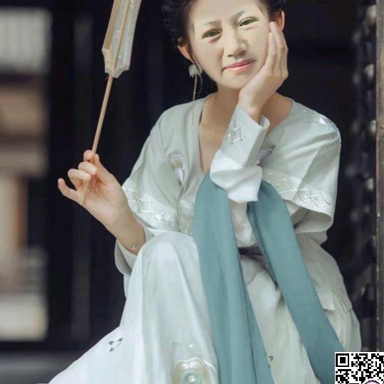 笑脸掩住了悲伤