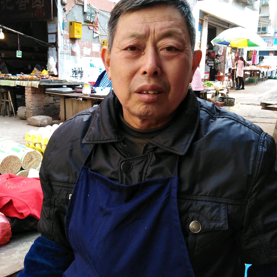 李绍荣，养鸡，养蜂大师付！