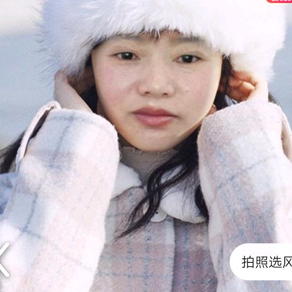 荷花池里小鱼儿。