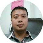 没有伞的孩子必须努力奔跑