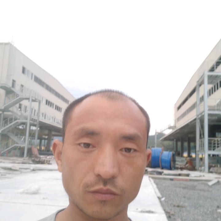 左脚踏进工地门。右脚从此断红尘。