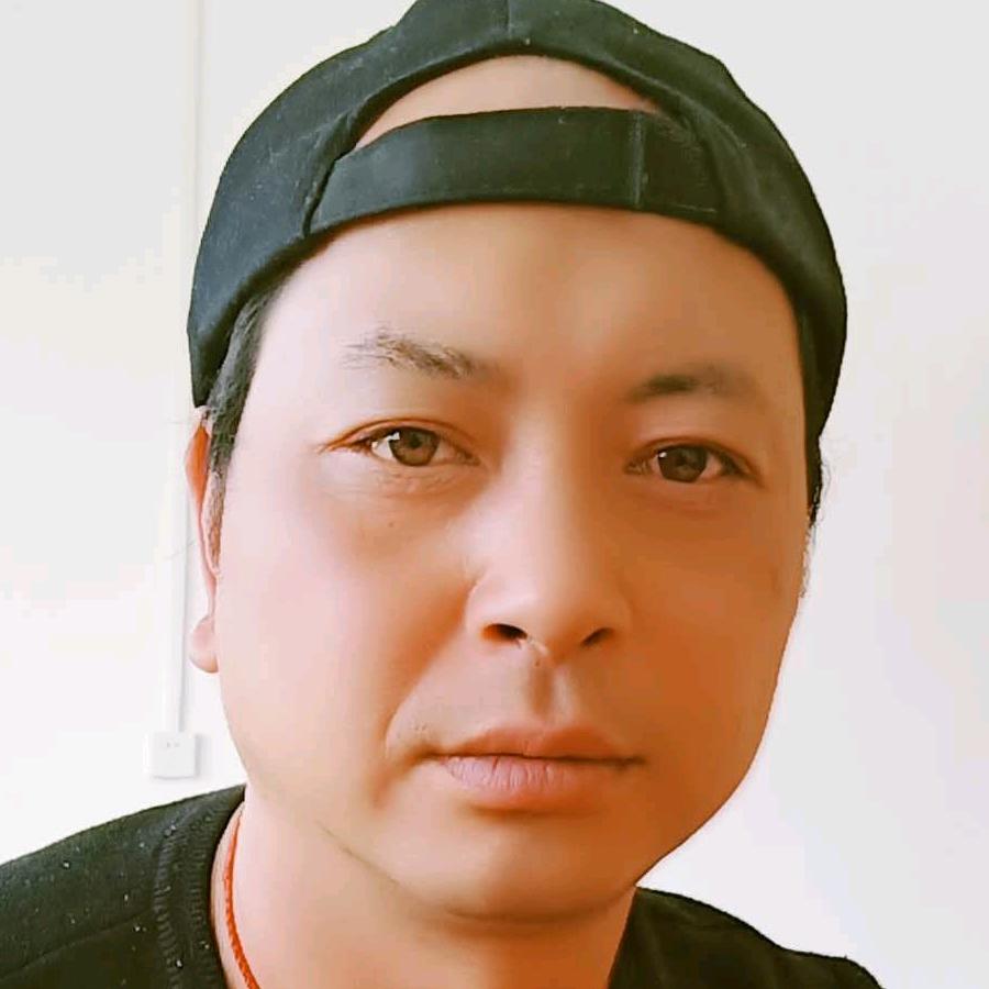 单身一人在外。