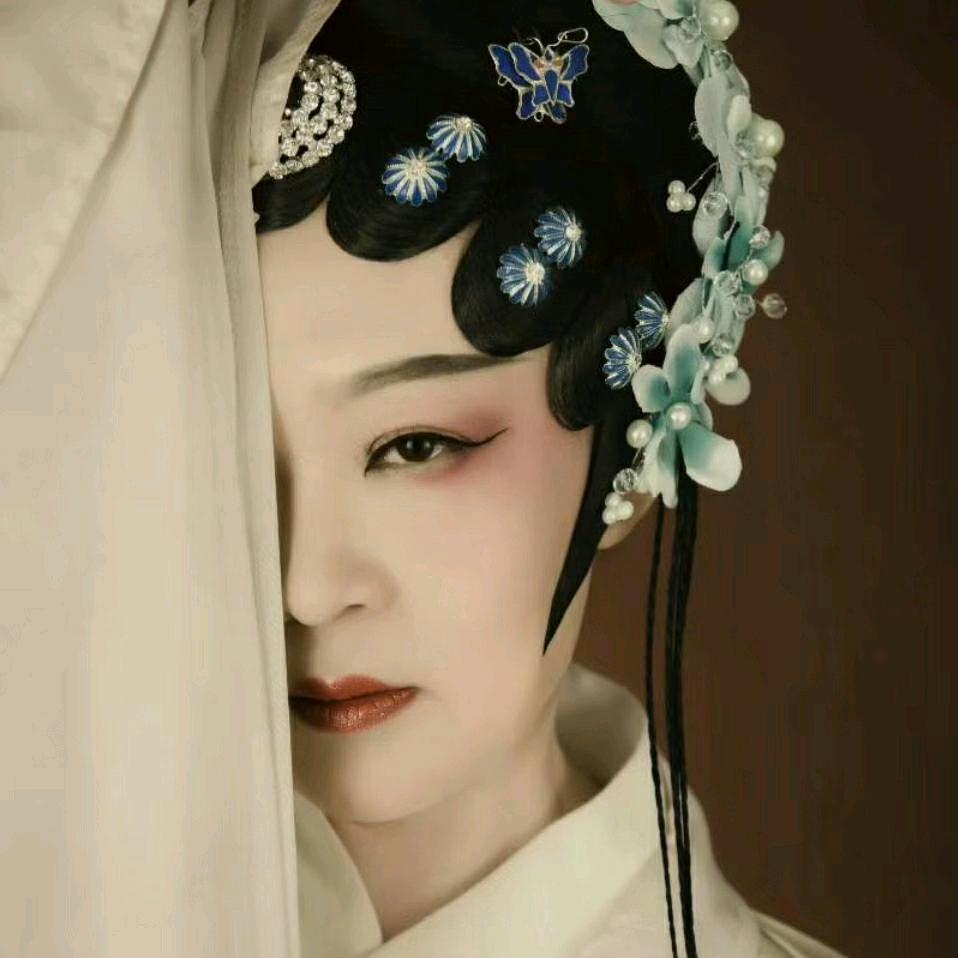 明月轻依深秋