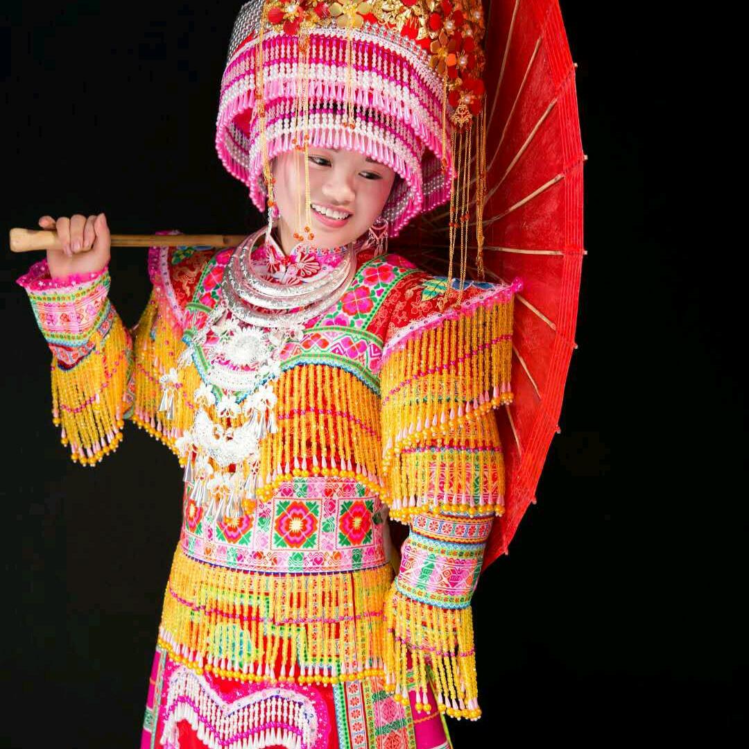 杨照英苗族服饰
