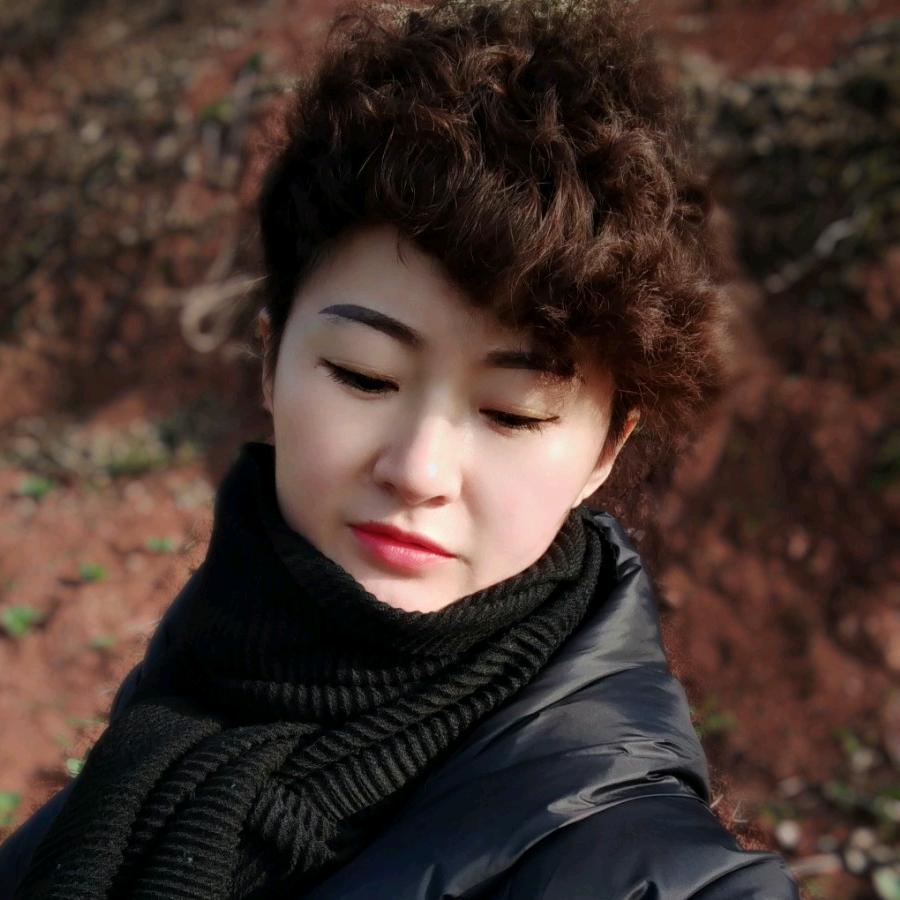 英英带着特殊孩子摆摊