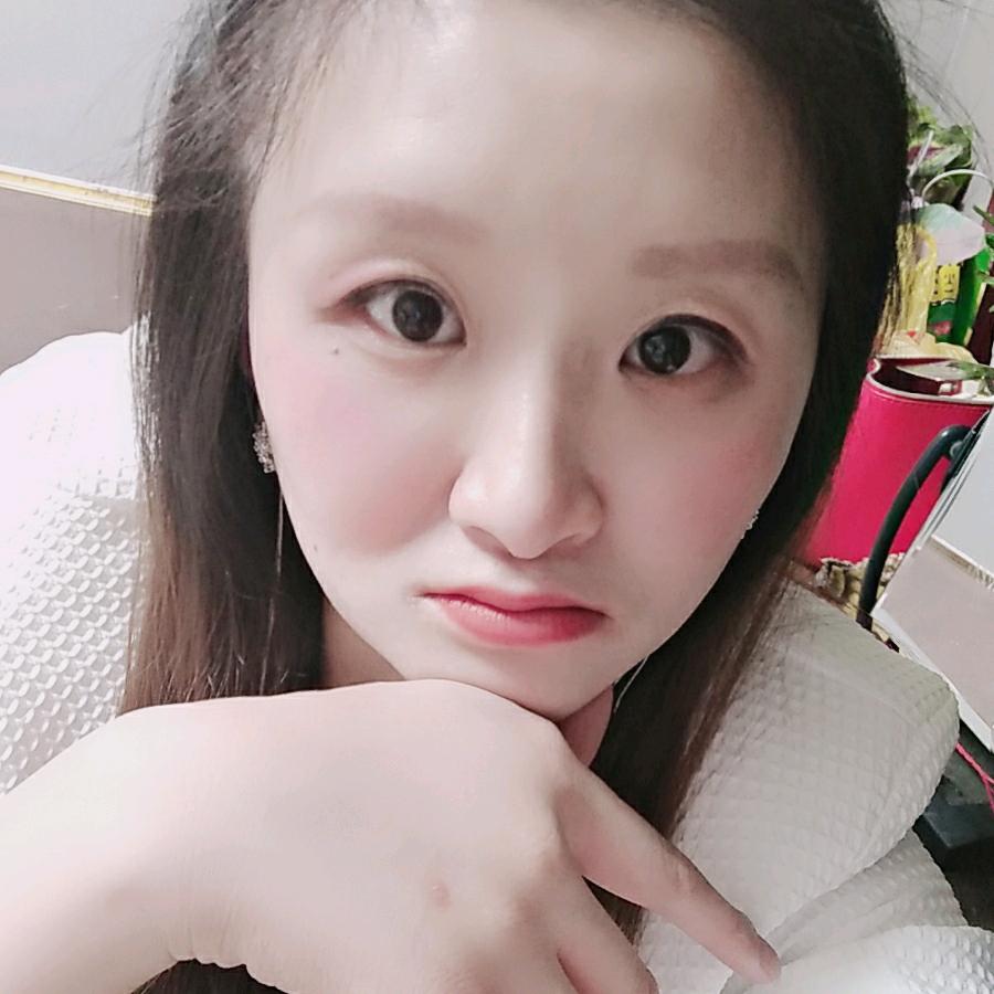 爱笑的女孩儿。