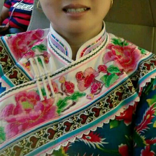 覃氏雄布依风情街民族服饰店17—5
