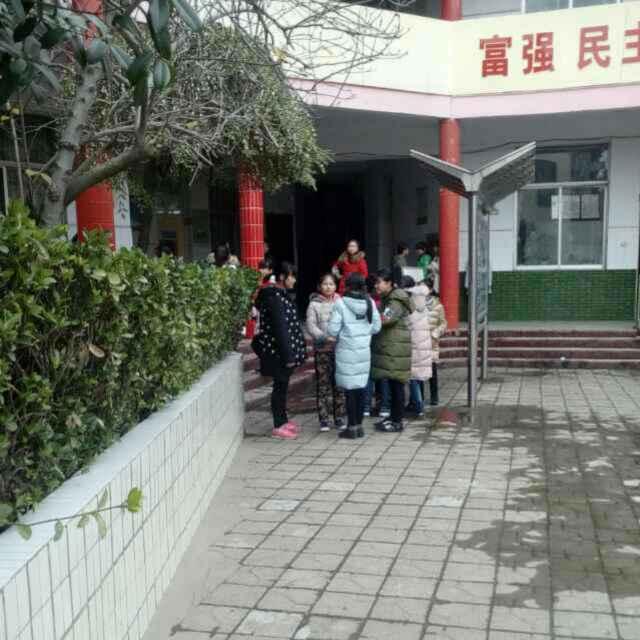雄鹰击空