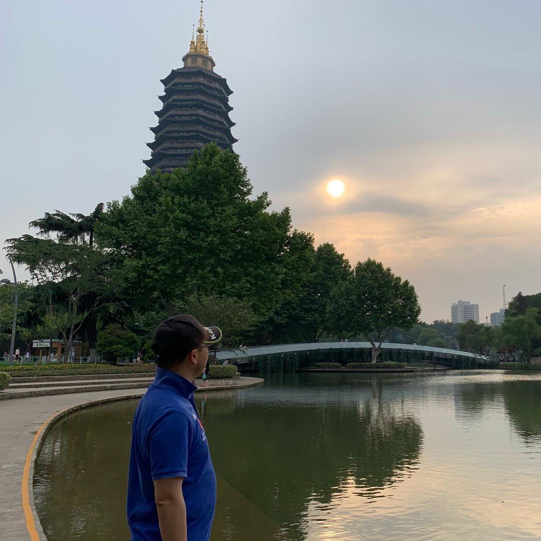 小眼睛大叔