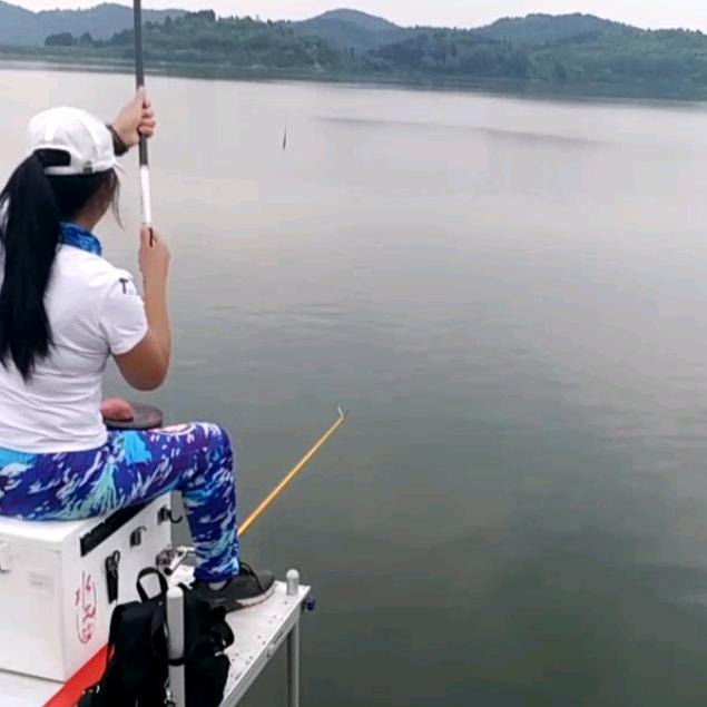 英姐钓鱼