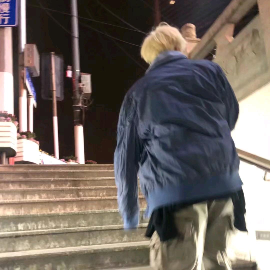 眉眼带笑.