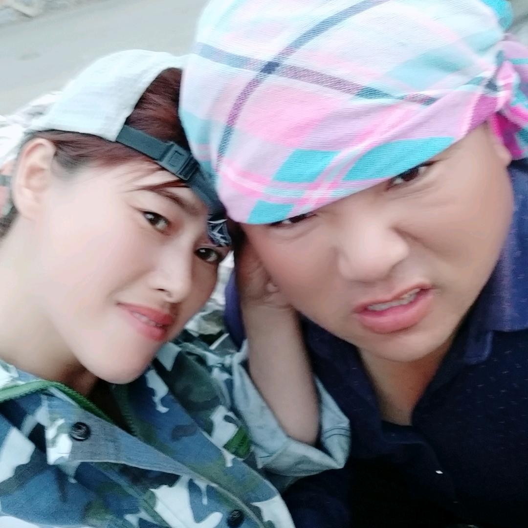 收废品小夫妻。快乐每一天。